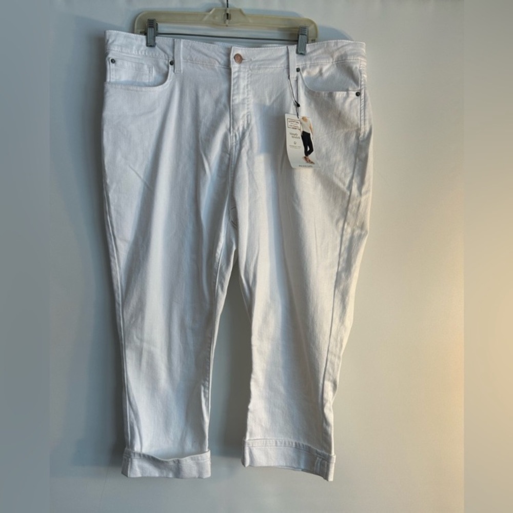 LEVI mid rise Capri GOLD label